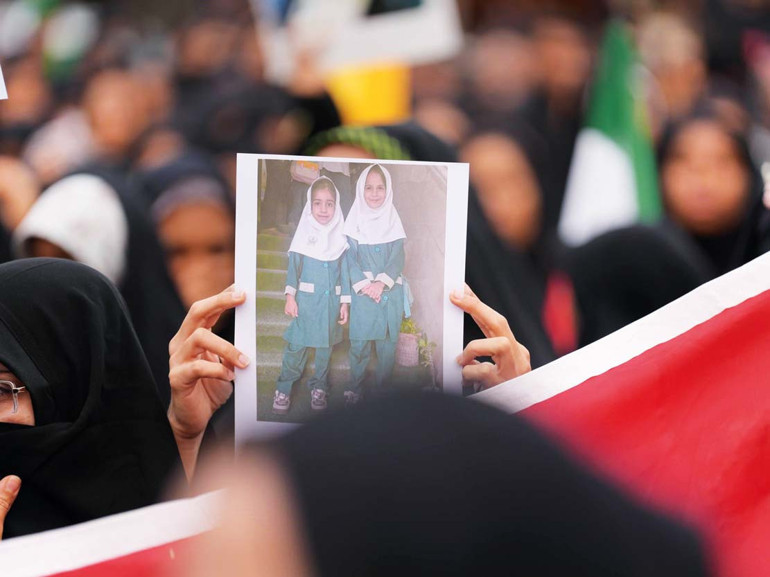 İran saldırılarda ölen evlatlarına ağlıyor… Aynı Gazze gibi 165 çocuk mezarı