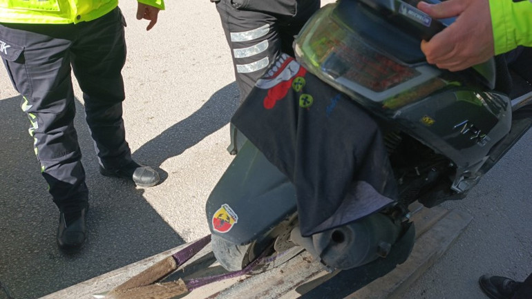 Plakayı bezle kapattı, polisten kaçtı: Motosikletli genç hayatını kaybetti
