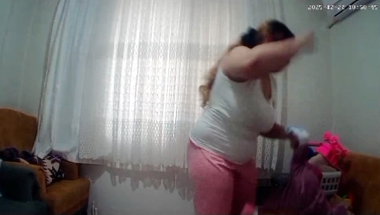 Eve yerleştirilen gizli kamera gerçeği ortaya çıkarmıştı Gözü dönmüş anneye 6 yıl hapis cezası