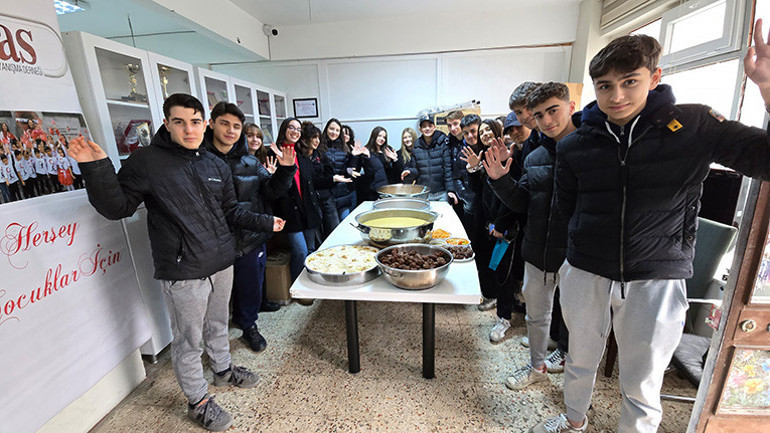 Liselilerin dayanışma ruhu okulun duvarlarını aştı