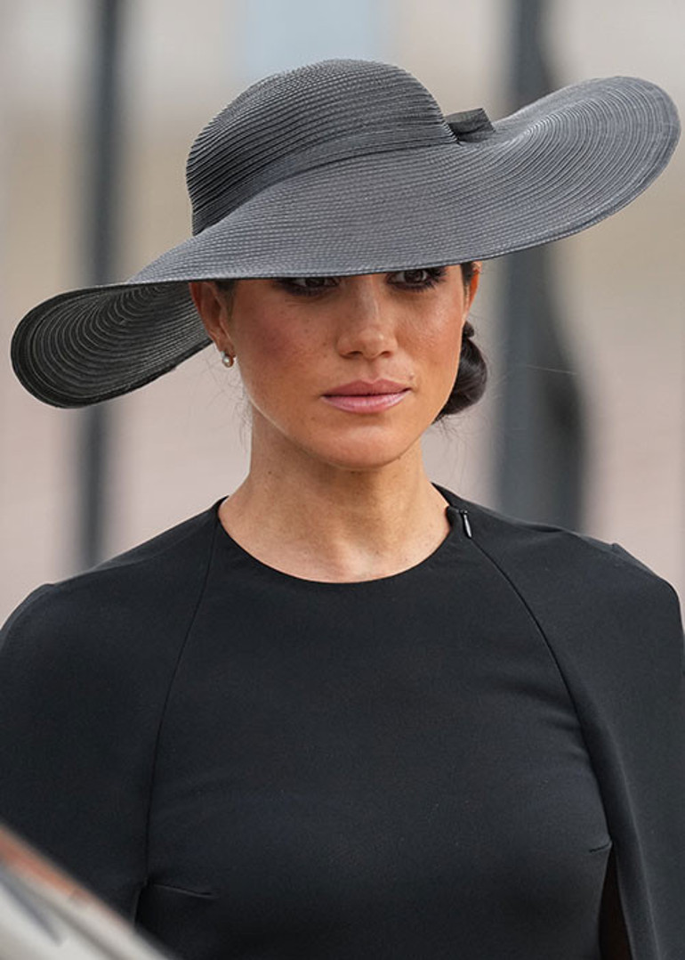  Kocana bile rol yapıyorsun... Kendine ait bir kişiliğin bile yok