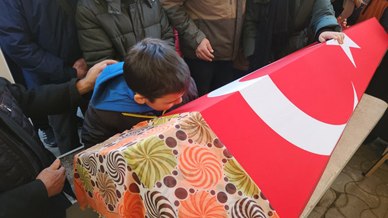 Öğrencisi tarafından öldürülmüştü Fatma Nur öğretmen gözyaşlarıyla son yolculuğuna uğurlandı Oğlu annesiyle böyle vedalaştı