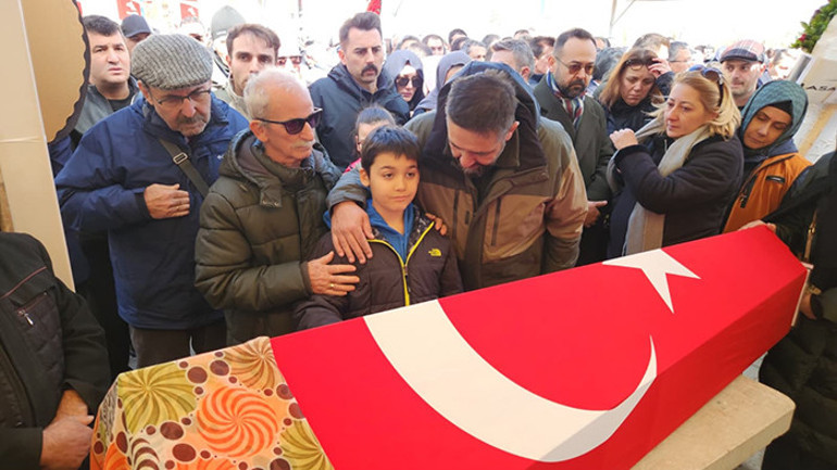 Öğrencisi tarafından öldürülmüştü Fatma Nur öğretmen gözyaşlarıyla son yolculuğuna uğurlandı Oğlu annesiyle böyle vedalaştı