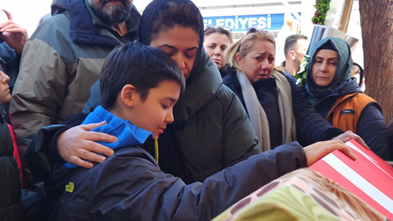 Öğrencisi tarafından öldürülmüştü Fatma Nur öğretmen gözyaşlarıyla son yolculuğuna uğurlandı Oğlu annesiyle böyle vedalaştı