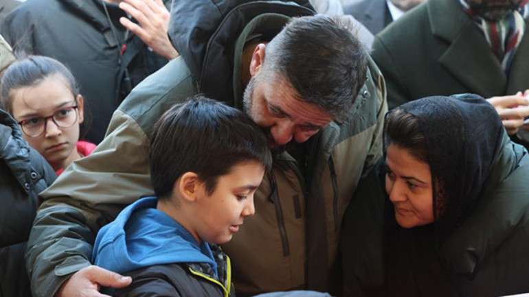 Öğrencisi tarafından öldürülmüştü Fatma Nur öğretmen gözyaşlarıyla son yolculuğuna uğurlandı Oğlu annesiyle böyle vedalaştı