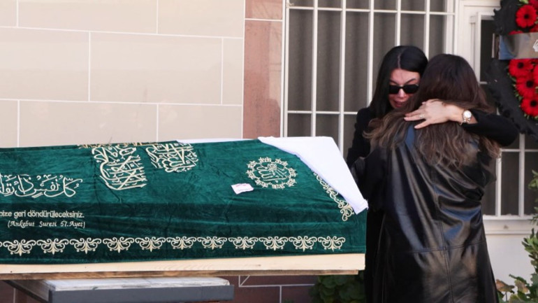 İstanbulda denizde ölü bulunan anne ile kızı toprağa verildi