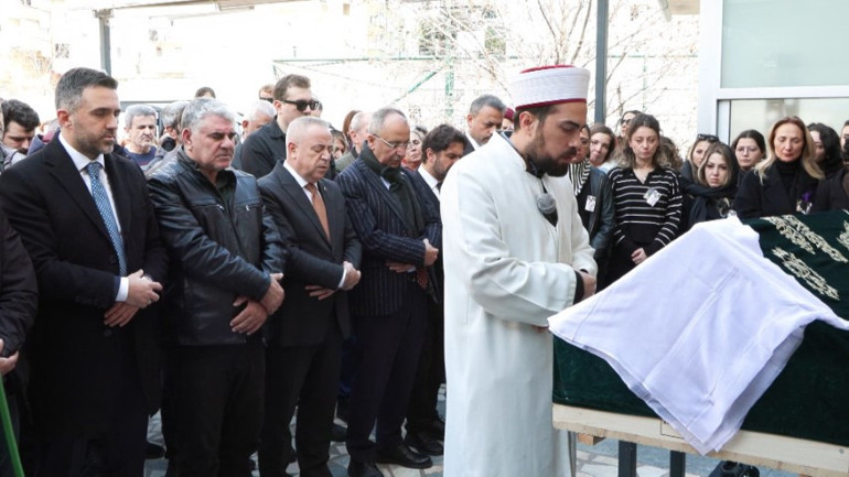 İstanbulda denizde ölü bulunan anne ile kızı toprağa verildi