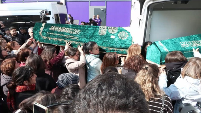 İstanbulda denizde ölü bulunan anne ile kızı toprağa verildi