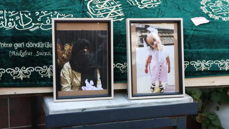 İstanbulda denizde ölü bulunan anne ile kızı toprağa verildi
