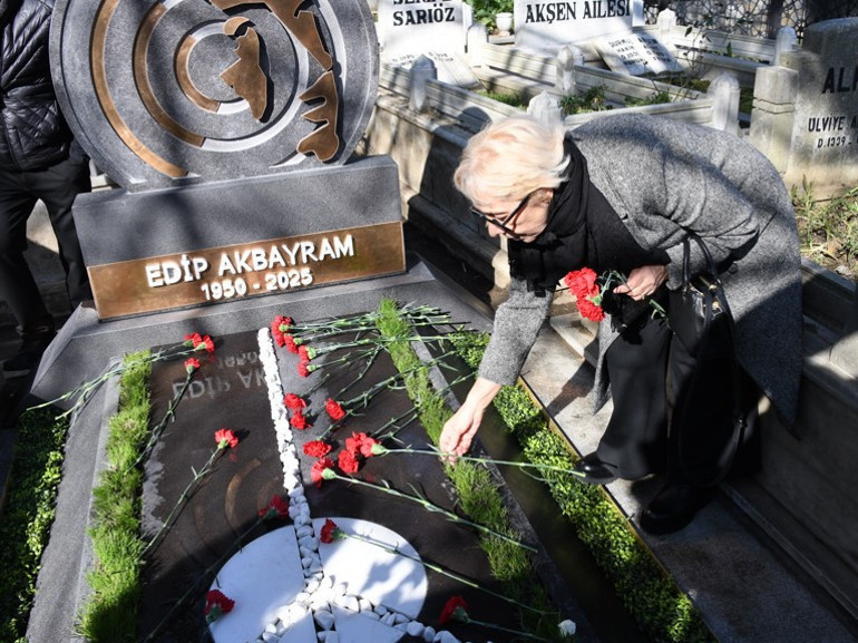 Edip Akbayram sevenleri kabri başında andı