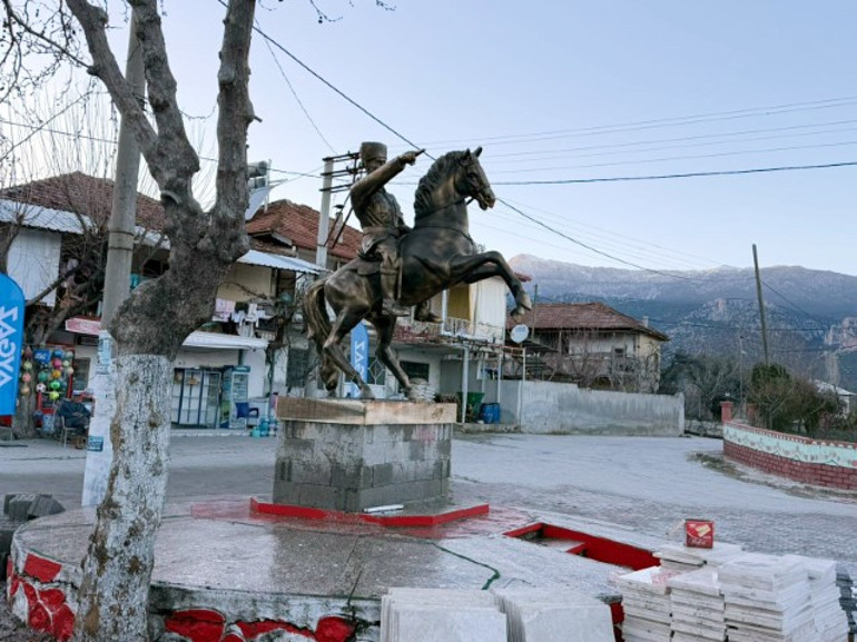  Köy meydanına Atatürk heykeli dikildi