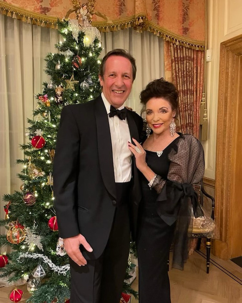 92 yaşında hala dimdik ayakta… Ne estetik ne de zayıflama iğneleri… Onu 30 yaş küçük kocasının aşkı genç tutuyor