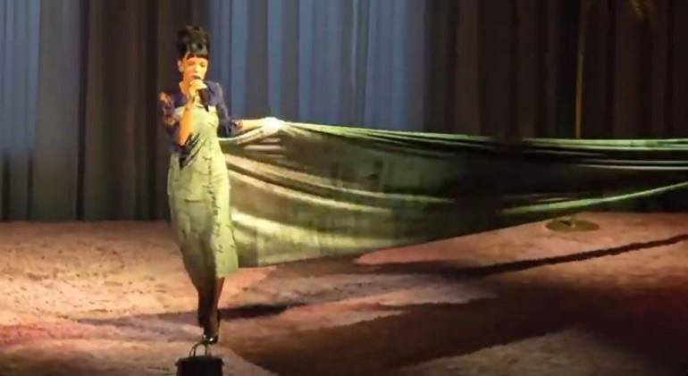 Öyle bir elbise giydi ki herkes şaştı kaldı… İntikam öyle alınmaz böyle alınır ‘İşte kocamın başka kadınlara aldığı şeylerin faturaları’