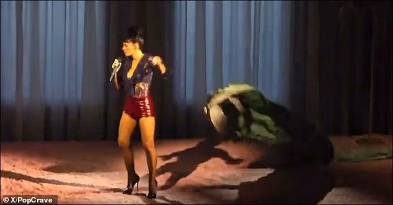 Öyle bir elbise giydi ki herkes şaştı kaldı… İntikam öyle alınmaz böyle alınır ‘İşte kocamın başka kadınlara aldığı şeylerin faturaları’