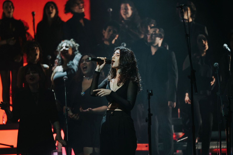 Mimozalar eşliğinde…