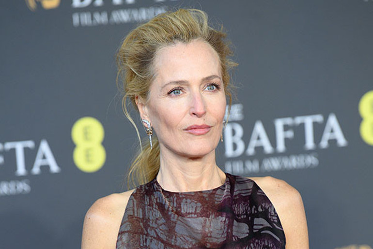  Rol arkadaşının birkaç metre gerisinde dur