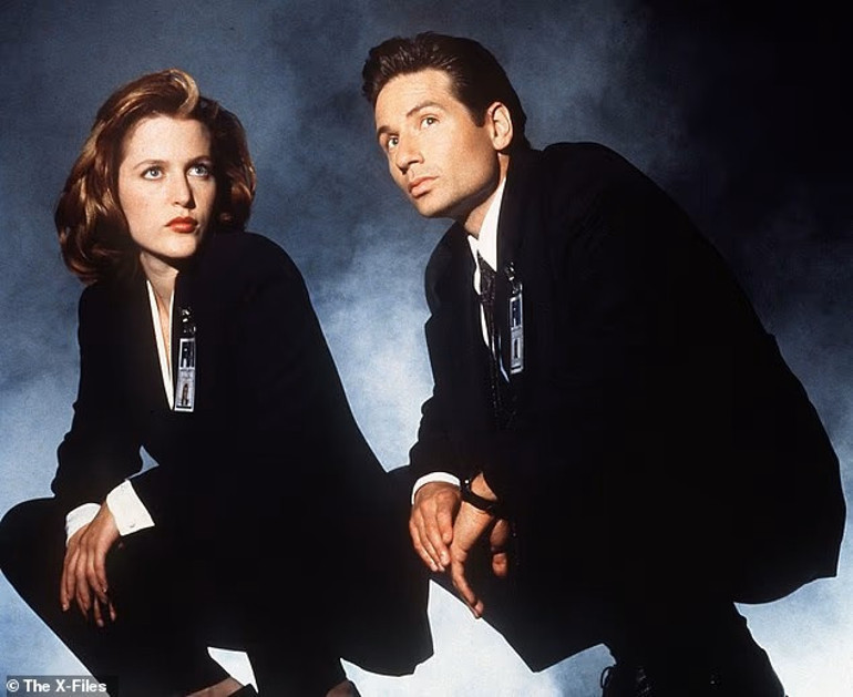  Rol arkadaşının birkaç metre gerisinde dur