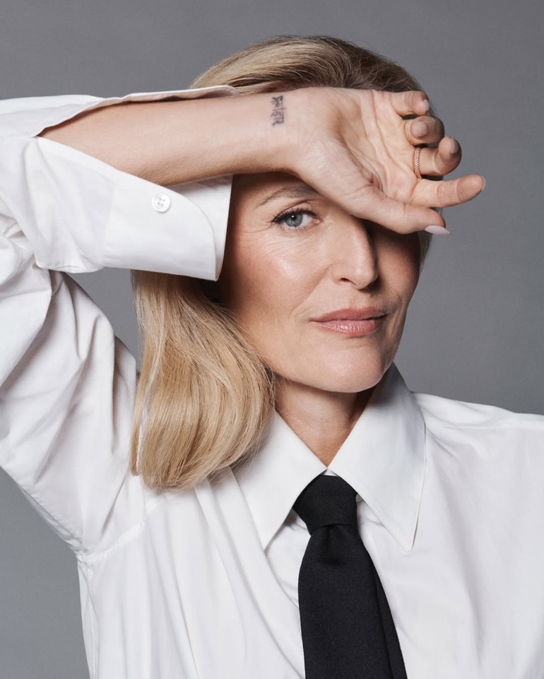  Rol arkadaşının birkaç metre gerisinde dur