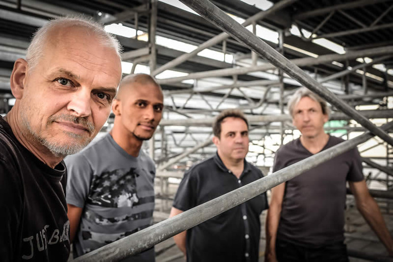 Mimozalar eşliğinde…