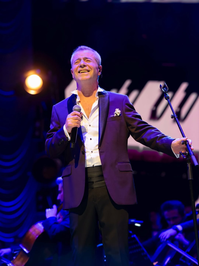 Mimozalar eşliğinde…