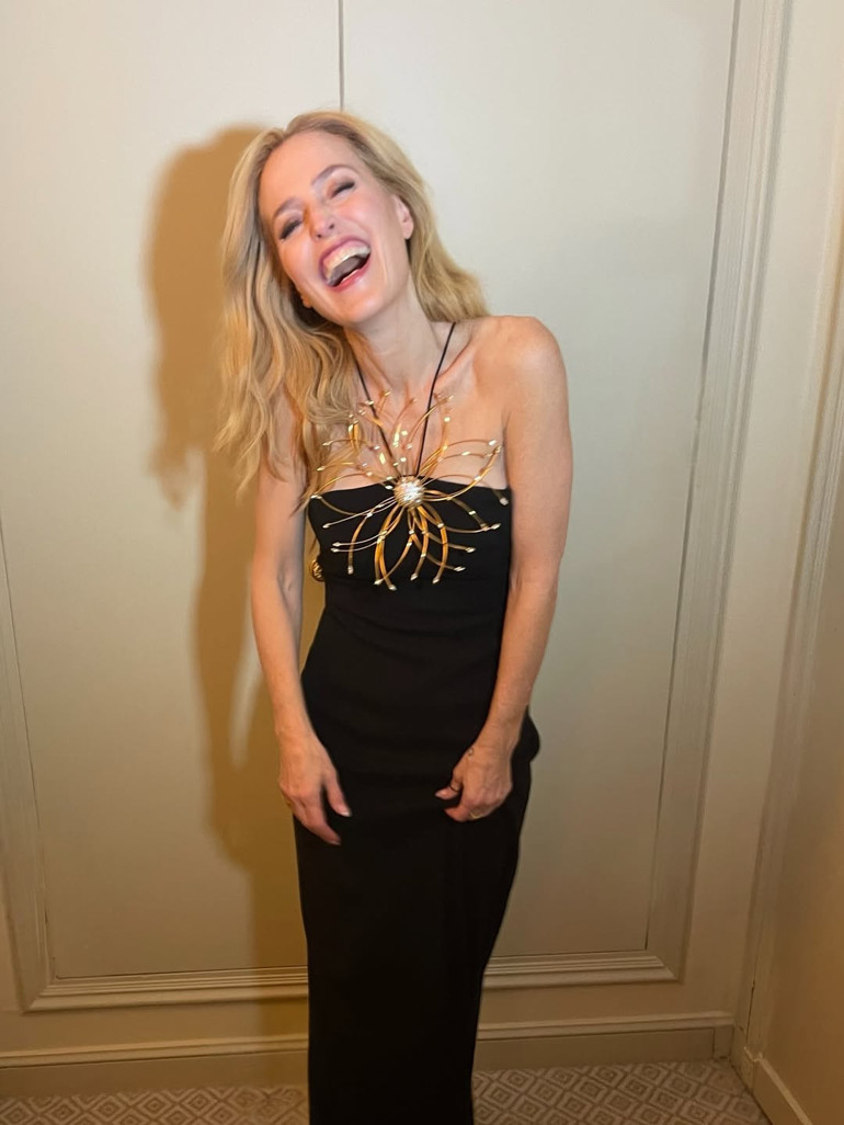  Rol arkadaşının birkaç metre gerisinde dur