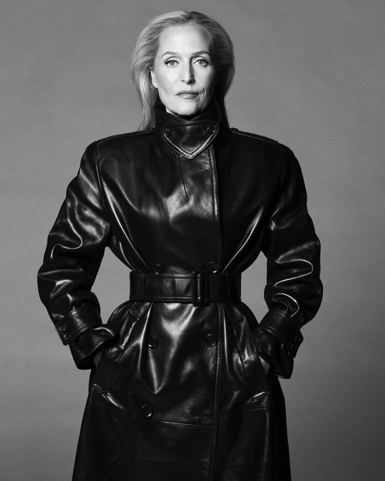  Rol arkadaşının birkaç metre gerisinde dur