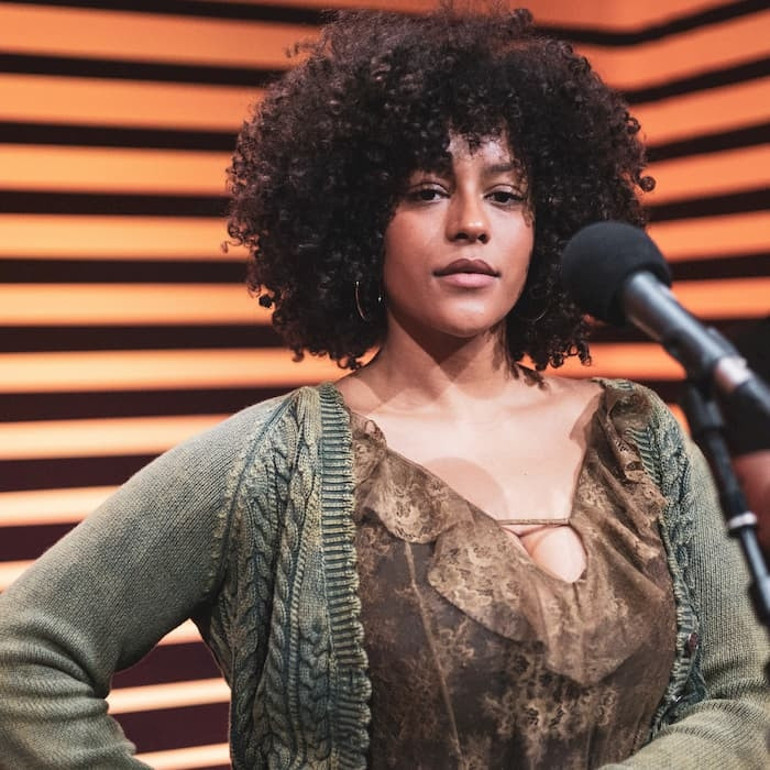 Mimozalar eşliğinde…