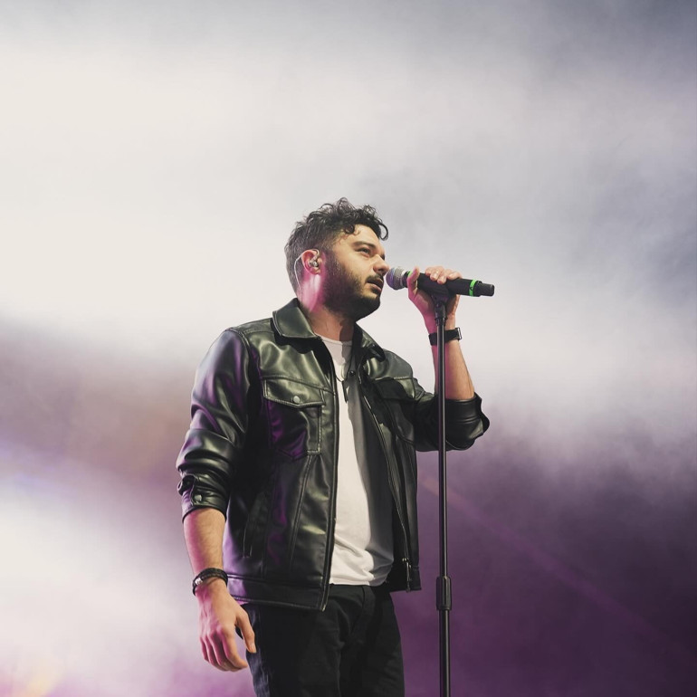 Mimozalar eşliğinde…