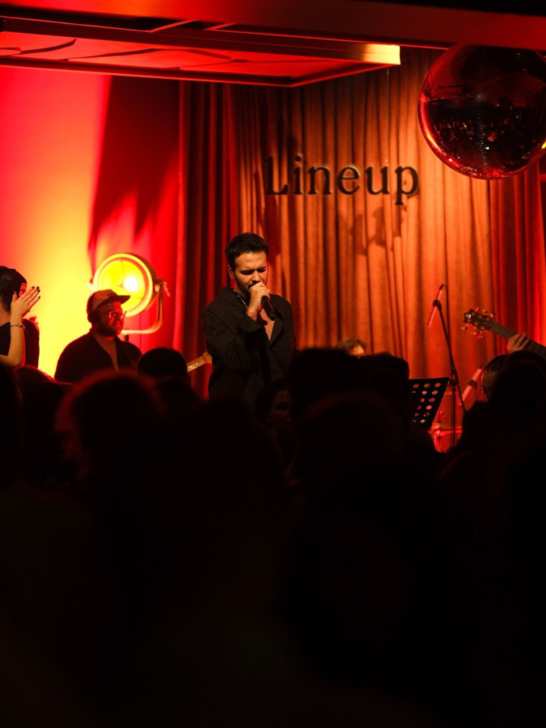 Mimozalar eşliğinde…