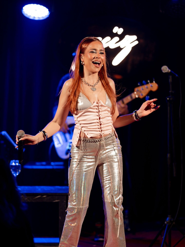 Mimozalar eşliğinde…