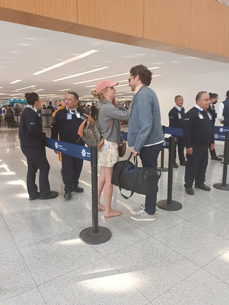 Herkes onu hâlâ çocuk yıldız olarak hatırlıyor... Ama çoktan büyüyüp serpildi bile... Aşırı zengin sevgilisini böyle tanıttı