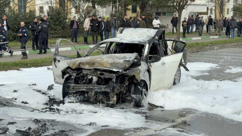  3 otomobil yandı 4 kişi yaralandı