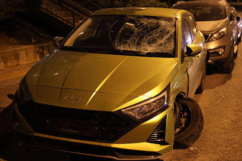 Karşı yöne geçen otomobil, motosiklet ve 5 araca çarptı