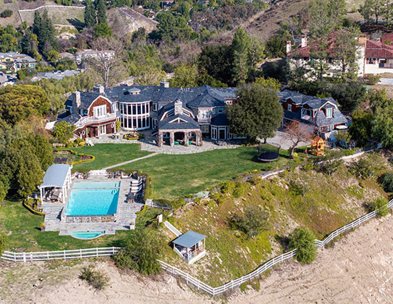 Ayrılalı yıl oldu birbirlerinden kopamadılar… Eski kocasıyla aynı evde yaşıyor