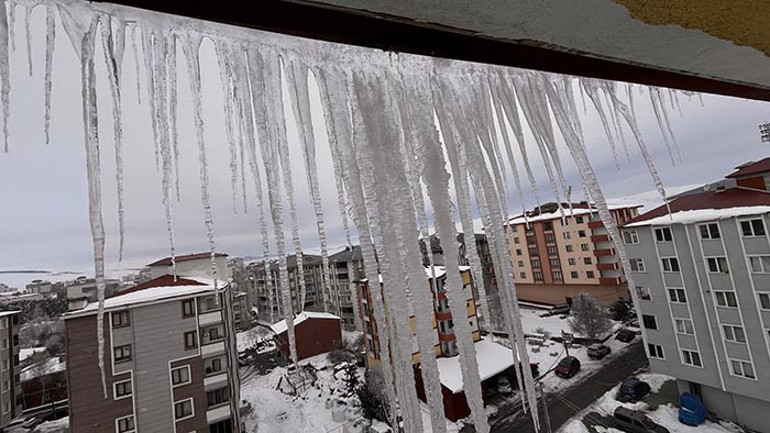  İş makinesi devreye girdi