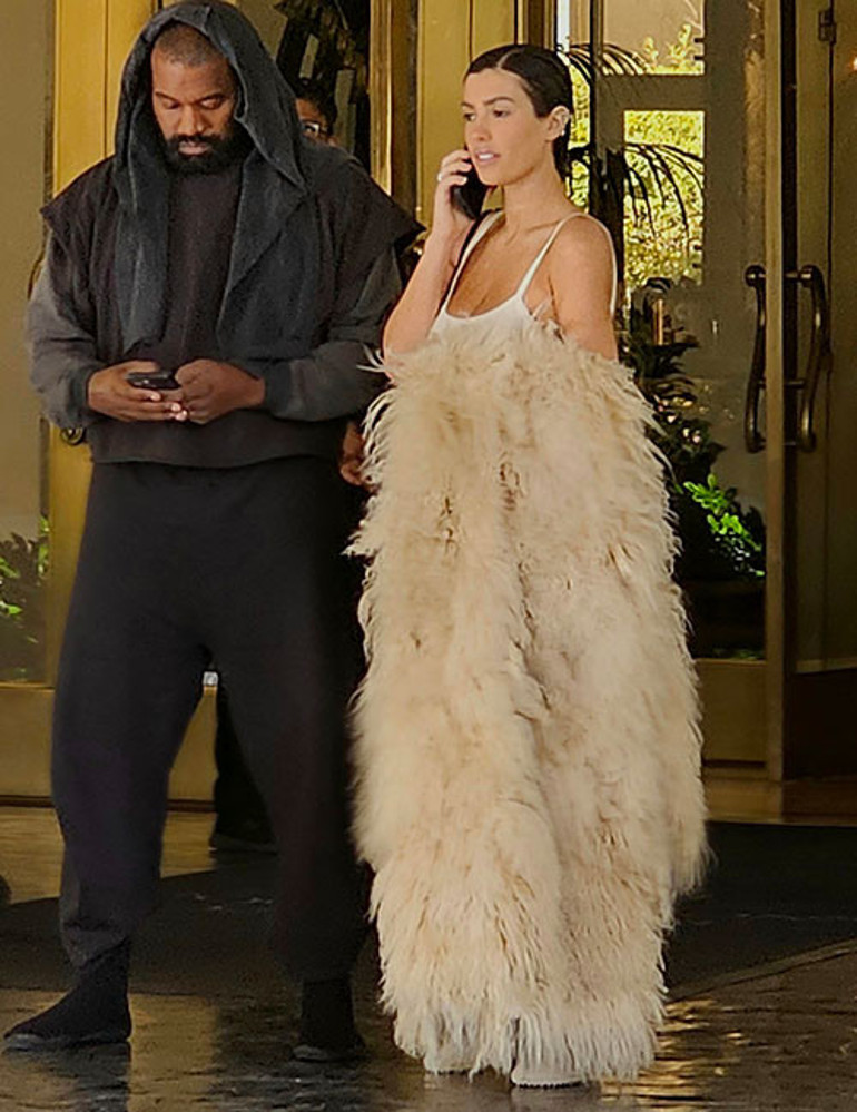 Açık saçık kıyafetleri yüzünden kukla diyorlardı: İlk kez gerçekten giyindi... Görenler gözlerine inanamadı