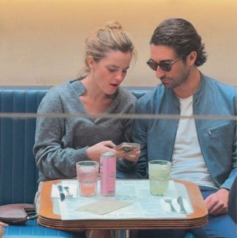  Kaçamak bakışlar, utangaç gülümsemeler