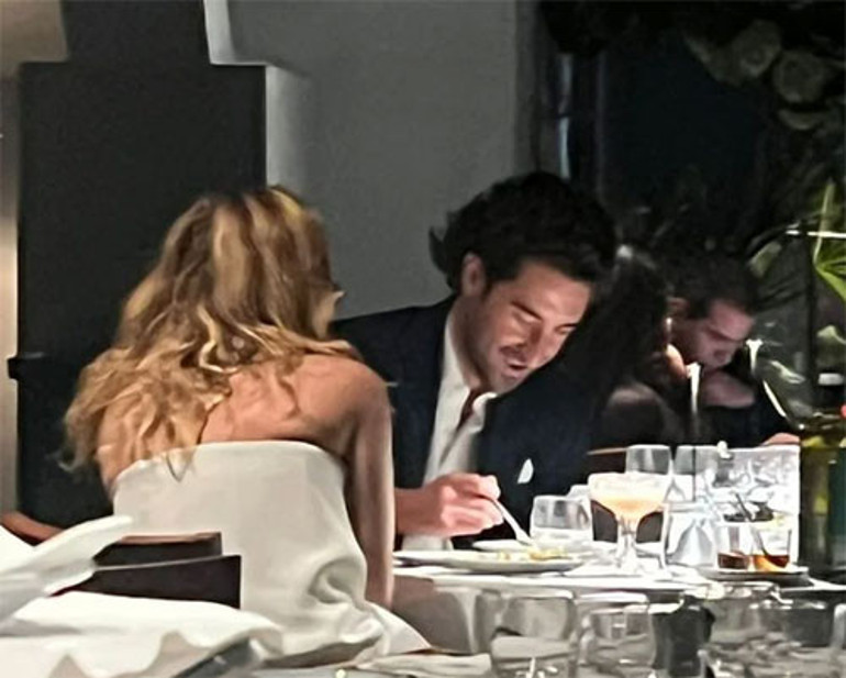  Kaçamak bakışlar, utangaç gülümsemeler