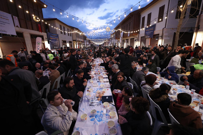 Bakan Kurum Hatay’da iftara katıldı... “Yeniden diriliş kavramı bir şehir olsaydı o şehrin adı Hatay olurdu”