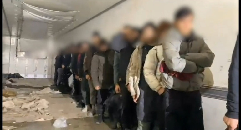 İran sınırından Türkiyeye giren 25 kaçak göçmen, TIRda yakalandı