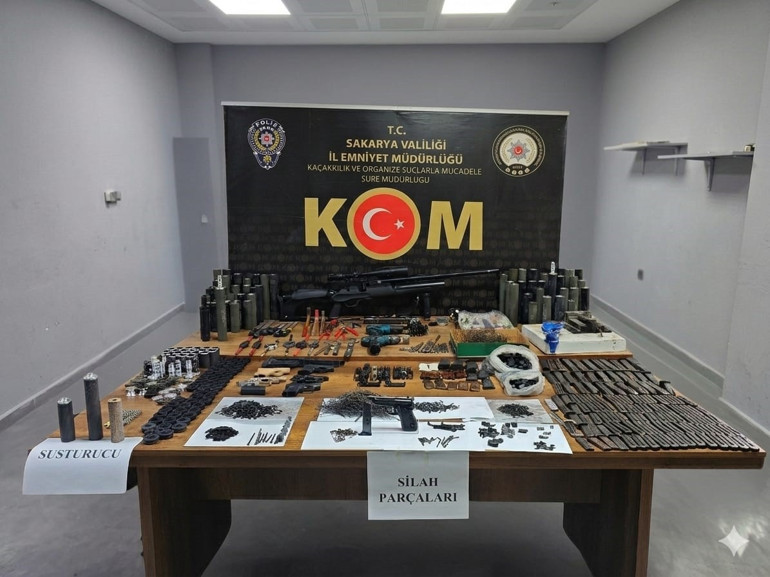  Kokain ve yüzlerce silah parçası ele geçirildi