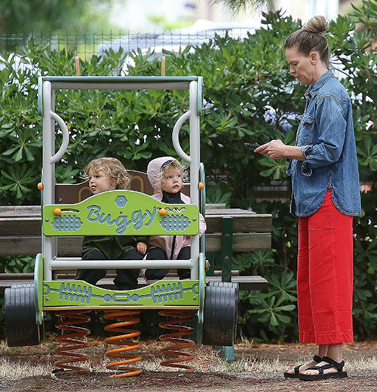  Şimdi ikiz çocuklarını yokluk nedir bildirmeden lüks malikanelerde büyütüyor