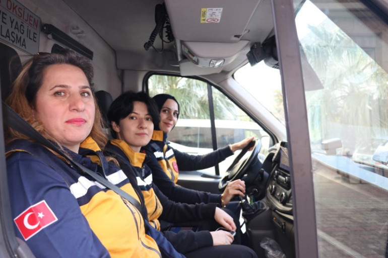 Trafikte bunu bile soran var Ambulans şoförü Gülser, mesleğinin zorluklarını anlattı
