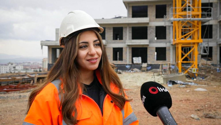 Annesi tavsiye etti: Mera ekmeğini vinçten kazanıyor