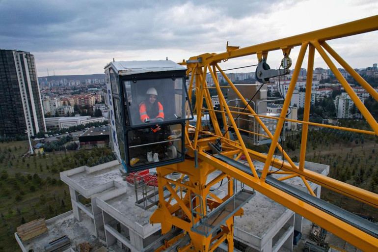 Annesi tavsiye etti: Mera ekmeğini vinçten kazanıyor