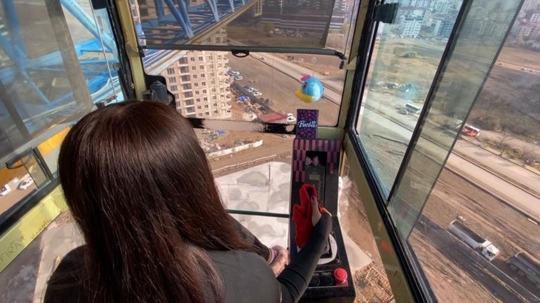 Annesi tavsiye etti: Mera ekmeğini vinçten kazanıyor