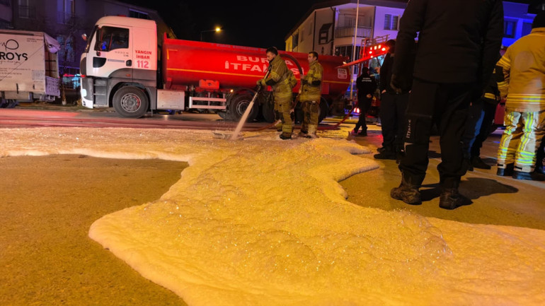 Bursada gaz kokusu paniği Binalar tahliye edildi... Kontrol için çakmak kullandı, patlama oldu