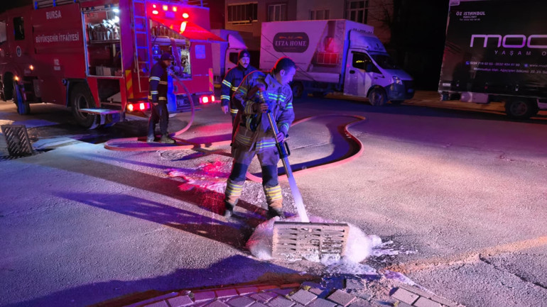Bursada gaz kokusu paniği Binalar tahliye edildi... Kontrol için çakmak kullandı, patlama oldu