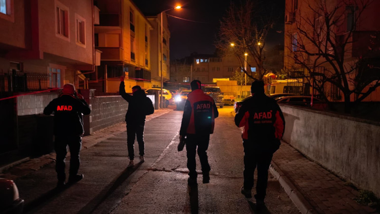 Bursada gaz kokusu paniği Binalar tahliye edildi... Kontrol için çakmak kullandı, patlama oldu