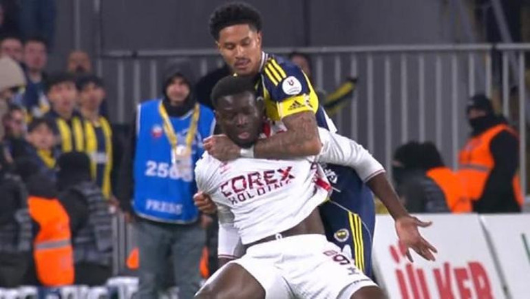 Fenerbahçenin Samsunspora attığı gol ofsayt mı Eski hakemler açıkladı